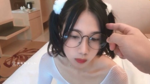 56838-【最强约炮极品性卝爱】ஐ百人斩ஐ萝莉杀手『jimmybi』最新约啪萝莉新作 啪操极品眼镜紧逼萝莉妹.jpg
